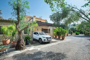 Property grounds - Charming Country House, A/C, Private Pool, Extensive Grounds, Superb Views - 5mins drive to Pollenca (Pollença)