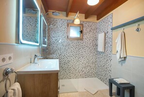 Dusche, Haartrockner, HandtĂŒcher