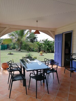 Outdoor dining - Villa Pakala-jolie Villa Avec sa Piscine et son Jardin à 600 m de la Plage (Le Diamant)