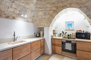 Kühlschrank, Ofen, Herdplatte, Wasserkocher mit Kaffee-/Teezubehör