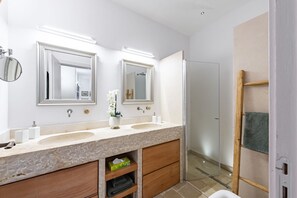 Dusche, Haartrockner, Bidet, Handtücher
