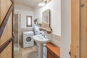 Shower, hair dryer, bidet, towels