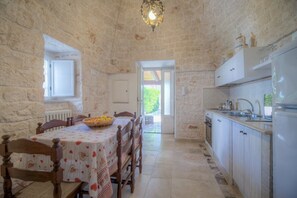 Een koelkast, een magnetron, een oven, een kookplaat