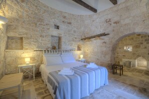 1 bedroom, bed sheets