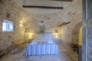 1 bedroom, travel cot, bed sheets