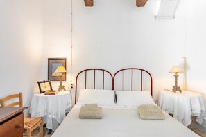 1 bedroom, travel cot, WiFi, bed sheets