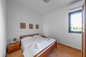 1 dormitorio, tabla de planchar con plancha, cuna de viaje y wifi