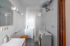 تجهيزات دش، مستلزمات مجانية للعناية الشخصية، مجففات شعر، مراحيض شطف