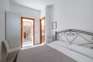 5 bedrooms, travel crib, bed sheets - Villa Preziosa by Rentbeat (Villanova)
