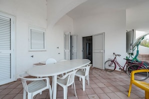 Outdoor dining - Villa Preziosa by Rentbeat (Villanova)