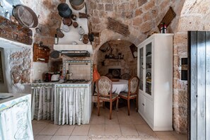 Fridge, stovetop, coffee/tea maker, high chair