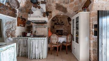 Frigorifero, piano cottura, macchina per tè/caffè, seggiolone