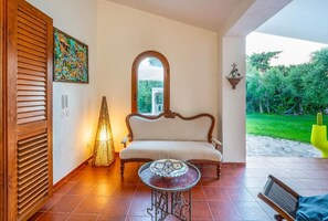 Flat-screen TV, fireplace