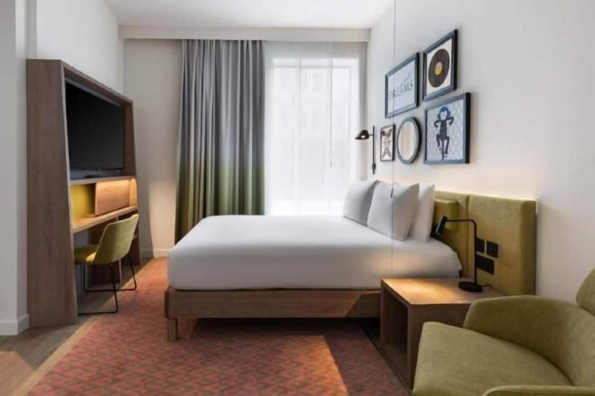In-room safe, soundproofing, iron/ironing board, free WiFi