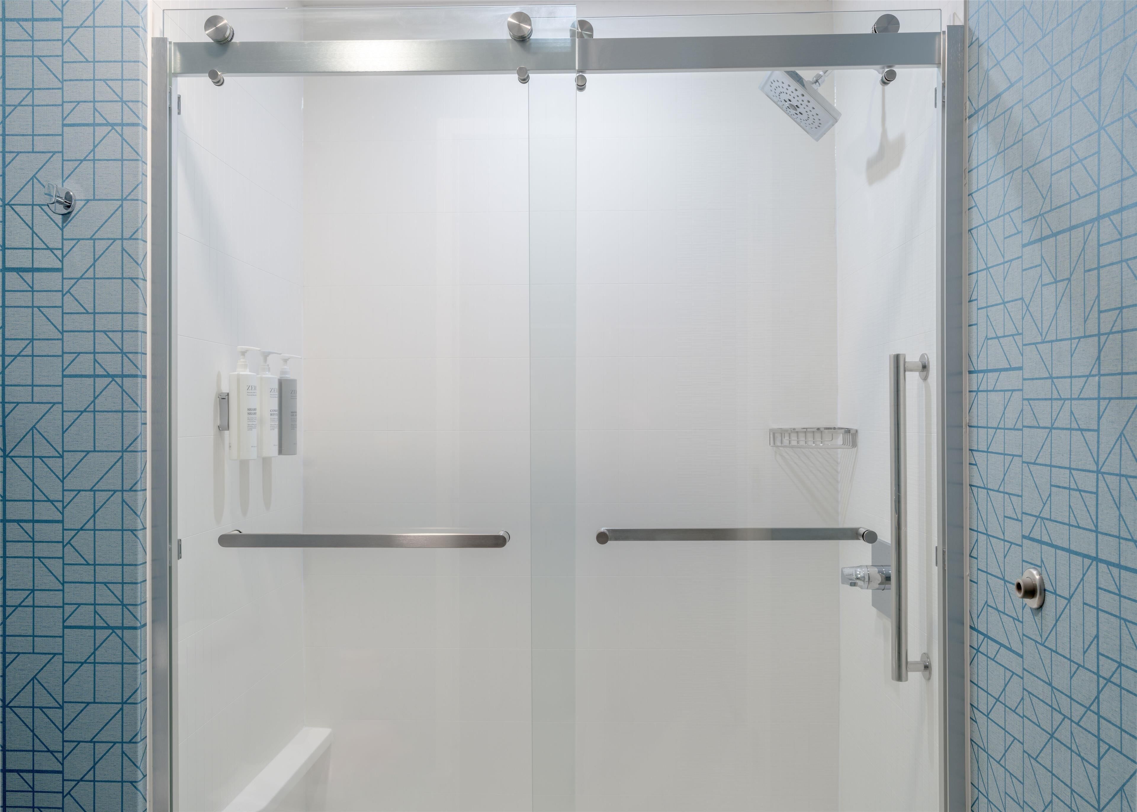 Cabina de dutxa envidriada amb porta opac, mànecul metàl·lic i vàter.