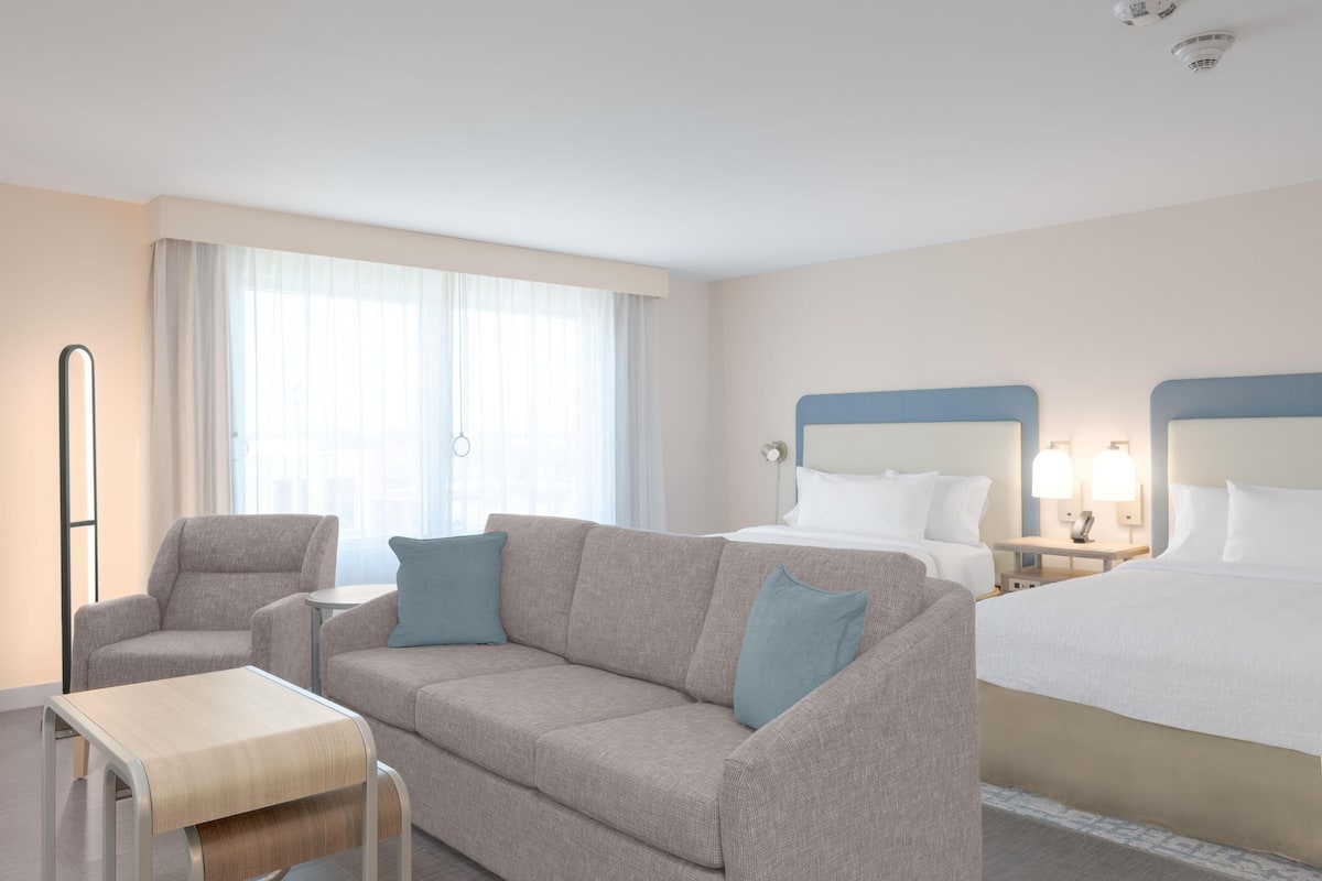 Studio, 2 Katil Ratu (Queen), Accessible (Mobility & Hearing, Roll-in Shower) | Ruang tamu | 50 inci televisyen skrin rata dengan kabel, Netflix, Hulu
