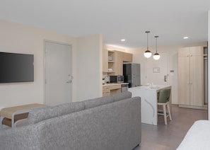 Full-size fridge, microwave, oven, stovetop