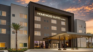 Hotelli, jossa on moderni julkisivu, useita kerroksia ja kyltti, jossa lukee: ”Homewood Suites by Hilton”.