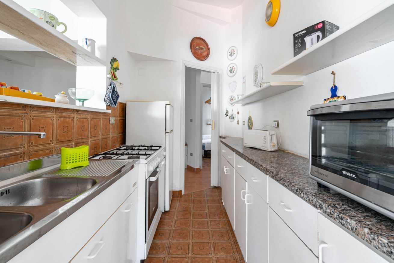 Frigorifero, forno, piano cottura, seggiolone