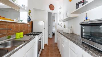 Frigorifero, forno, piano cottura, seggiolone