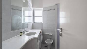 Doccia, asciugacapelli, bidet, asciugamani