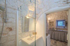 Bruser, hårtørrer, bidet, håndklæder