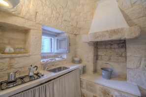 Een koelkast, een kookplaat, een kinderstoel