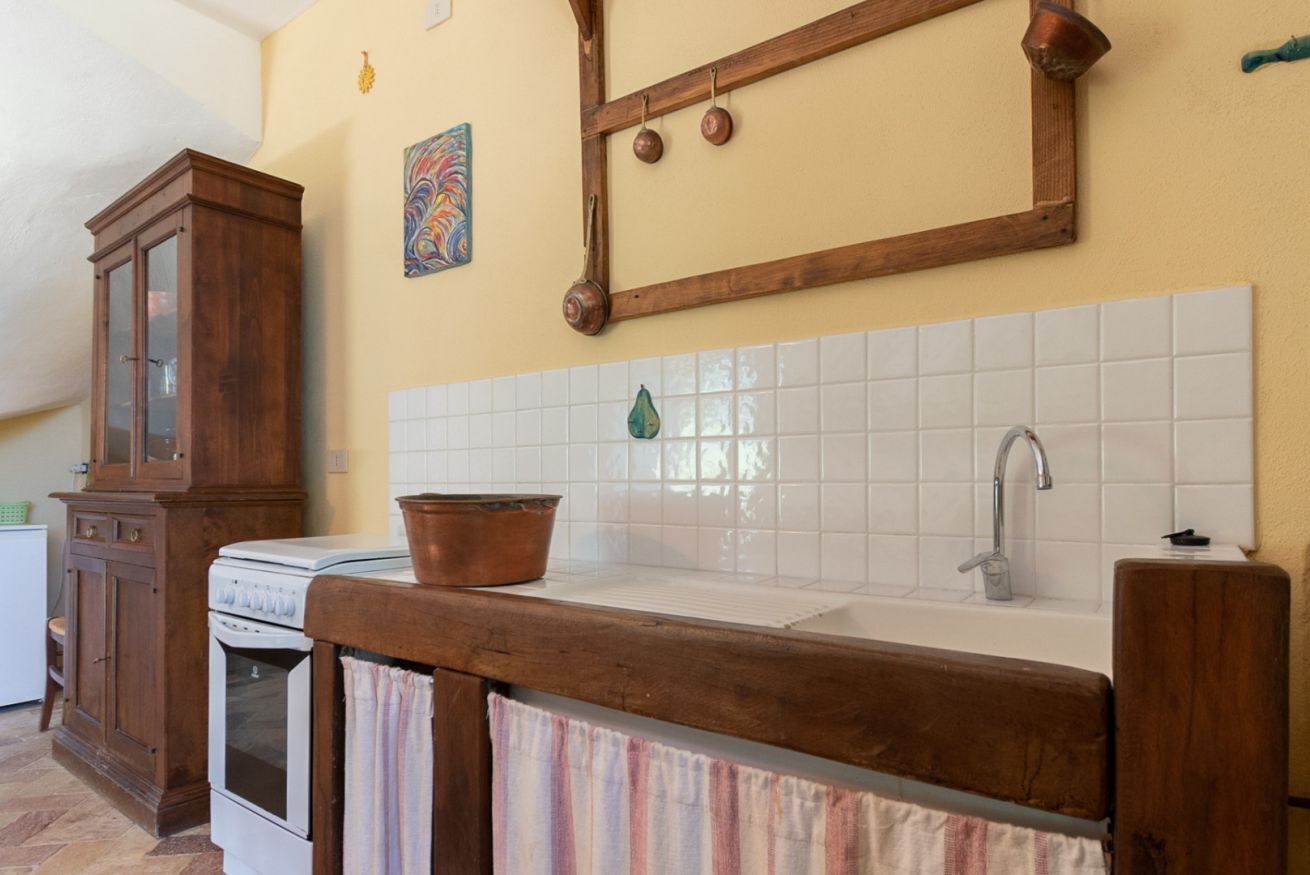 Kühlschrank, Ofen, Herdplatte, Wasserkocher mit Kaffee-/Teezubehör