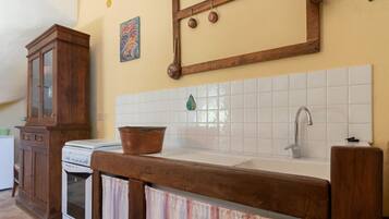 Kühlschrank, Ofen, Herdplatte, Wasserkocher mit Kaffee-/Teezubehör