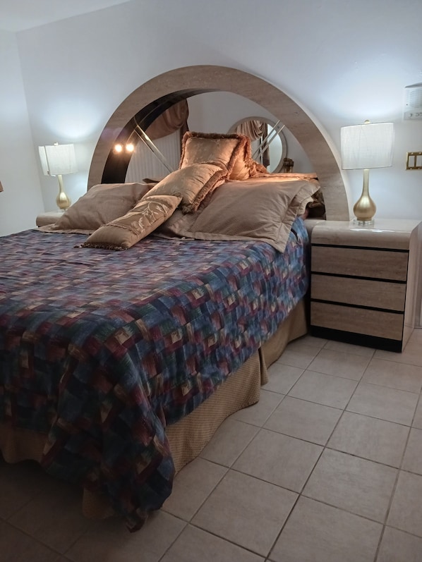 1 habitación, tabla de planchar con plancha, wifi y ropa de cama