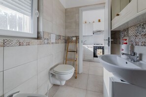 Shower, hair dryer, bidet, towels - Villa Torre Guaceto by Rentbeat (Carovigno)