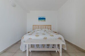 2 chambres, lit de bébé portatif, literie fournie