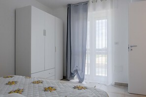 2 bedrooms, travel cot, bed sheets