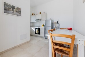 Réfrigérateur, un four, surface de cuisson, cafetière-théière