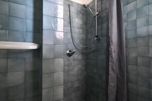 Shower, hair dryer, bidet, towels - Villetta Diana Marina by Rentbeat (Ostuni)