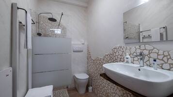 Dusche, Haartrockner, Handtücher, Shampoo