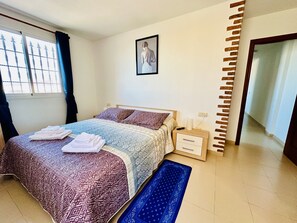 2 bedrooms, desk, travel cot, WiFi