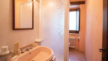 Doccia, asciugacapelli, bidet, asciugamani