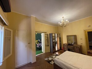 3 bedrooms, iron/ironing board, WiFi, bed sheets - Classy area in Cairo Downtown "Garden City" mins to Nile and Tahrir Square (Cairo)