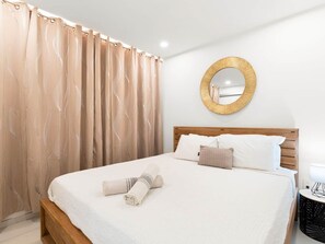 1 dormitorio, tabla de planchar con plancha, wifi y ropa de cama