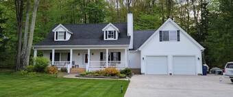 4-bedroom lake house with AC and WiFi in lovely Lake Leelanau, on the Narrows