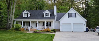 4-bedroom lake house with AC and WiFi in lovely Lake Leelanau, on the Narrows
