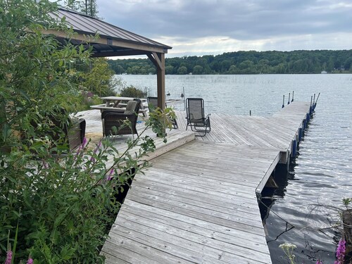 4-bedroom lake house with AC and WiFi in lovely Lake Leelanau, on the Narrows