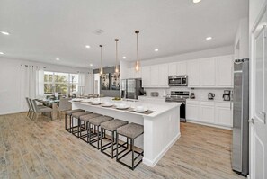 Fridge, microwave, oven, stovetop - Amazing 15 Suites Mansion/Pool/Spa/Close to Disney (Kissimmee)