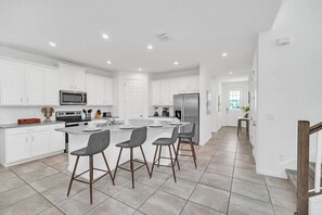 Fridge, microwave, oven, stovetop - Amazing Solara 7BR/ Pool /Spa /Free Waterpark (Kissimmee)