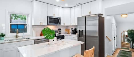 Geladeira, micro-ondas, fogão, cooktop