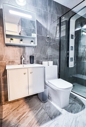Toallas, jabón, papel de baño 