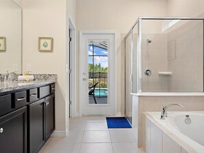 Shower, hair dryer - Brand New 7BR in Windsor Island (Davenport)