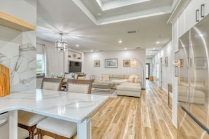 Smart TV, fireplace, books - Spacious waterfront 6 Bd duplex in lovely Rotonda West near oceans . (Rotonda West)