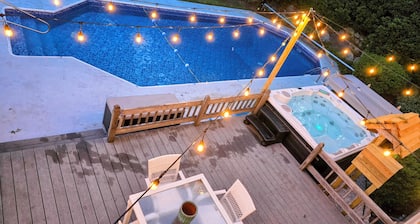 Luxury retreat, in-ground huge pool, 10-person hot tub, outdoor shower, fire pit